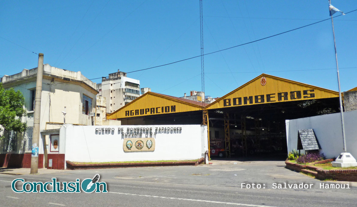 Un bombero resultó herido en un incendio en una carpintería de zona norte