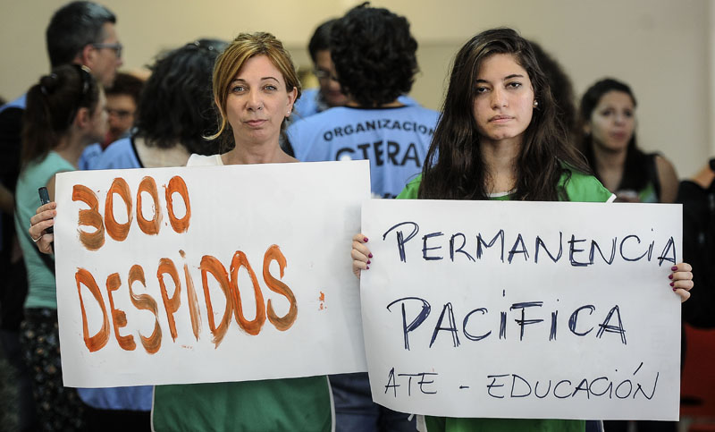 Docentes tomaron el edificio del  Ministerio de Educación contra los recortes