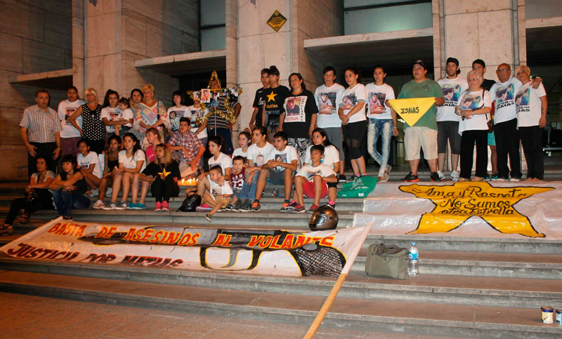 Familiares de víctimas viales pintaron estrellas en Tribunales