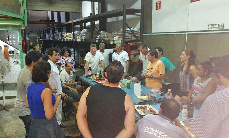 No cobran salarios desde octubre y despedirán el año en la fábrica que trabajan