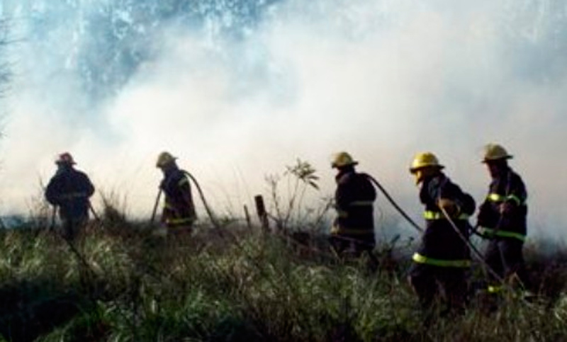 Ocho dotaciones de bomberos intentan sofocar un incendio en Balcarce