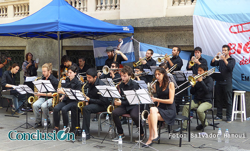 Recital de la «Big Band del Swingdicato” en la Peatonal Córdoba