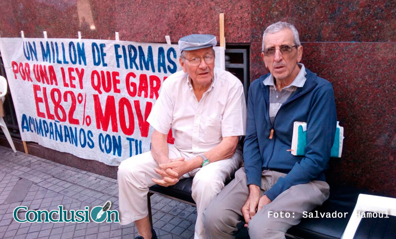 Jubilados y pensionados coparon las puertas de Anses a modo de protesta