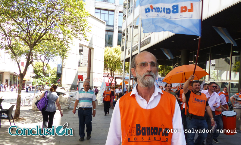 Reclamo de trabajadores bancarios en el centro de la ciudad
