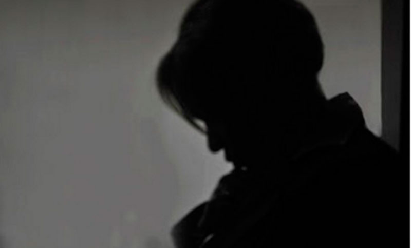 Sorprenden a un hombre armado y desnudo en casa ajena