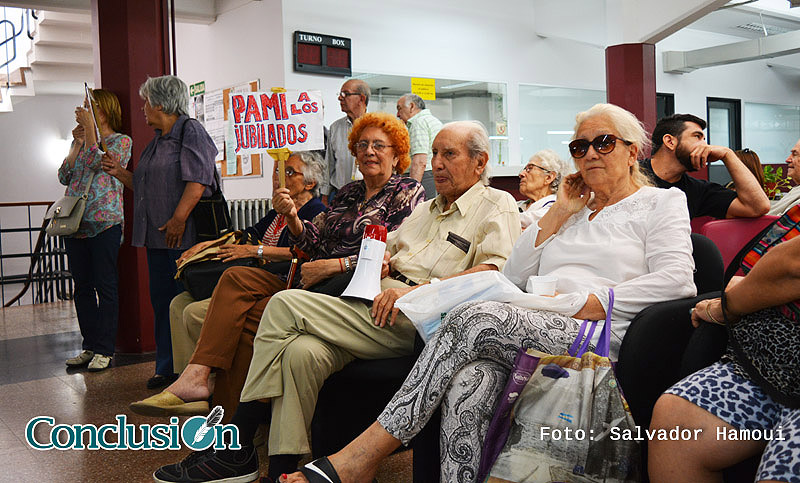 Jubilados protestaron en la delegación del Pami
