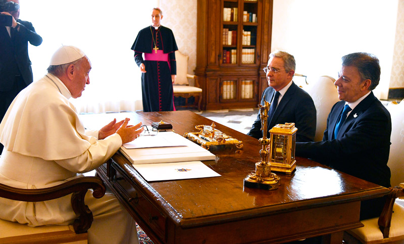Los colombianos Santos y Uribe junto al papa Francisco en el Vaticano