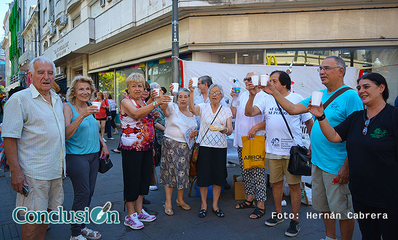 Los jubilados brindaron con pan y agua e insistieron con sus reclamos