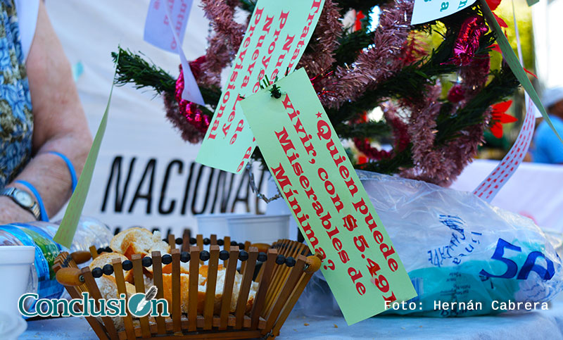 Brindis con pan y agua de los jubilados por reclamos contra el Pami