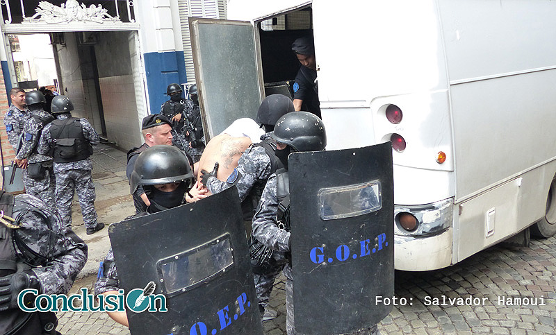 Traslado de presos de comisarías a la cárcel de Piñero