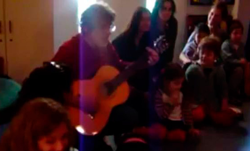 ¡Inédito! Un video de Spinetta cantando en un jardín de infantes recorre las redes