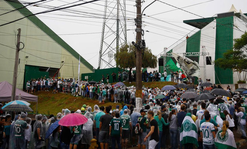 Chapecó, bajo la lluvia, despide a sus héroes: 100.000 personas asisten al velorio