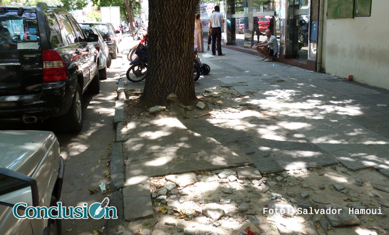La Municipalidad pagará 150 mil pesos a mujer que tropezó con una vereda