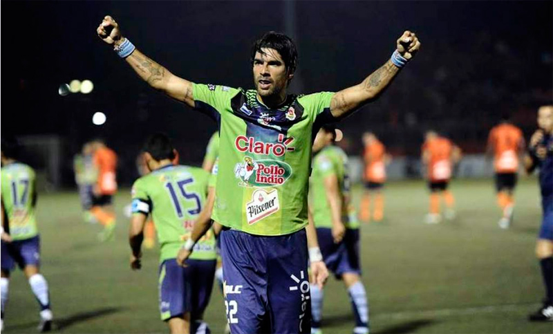 Abreu sigue descollando con sus goles, a los 40 años