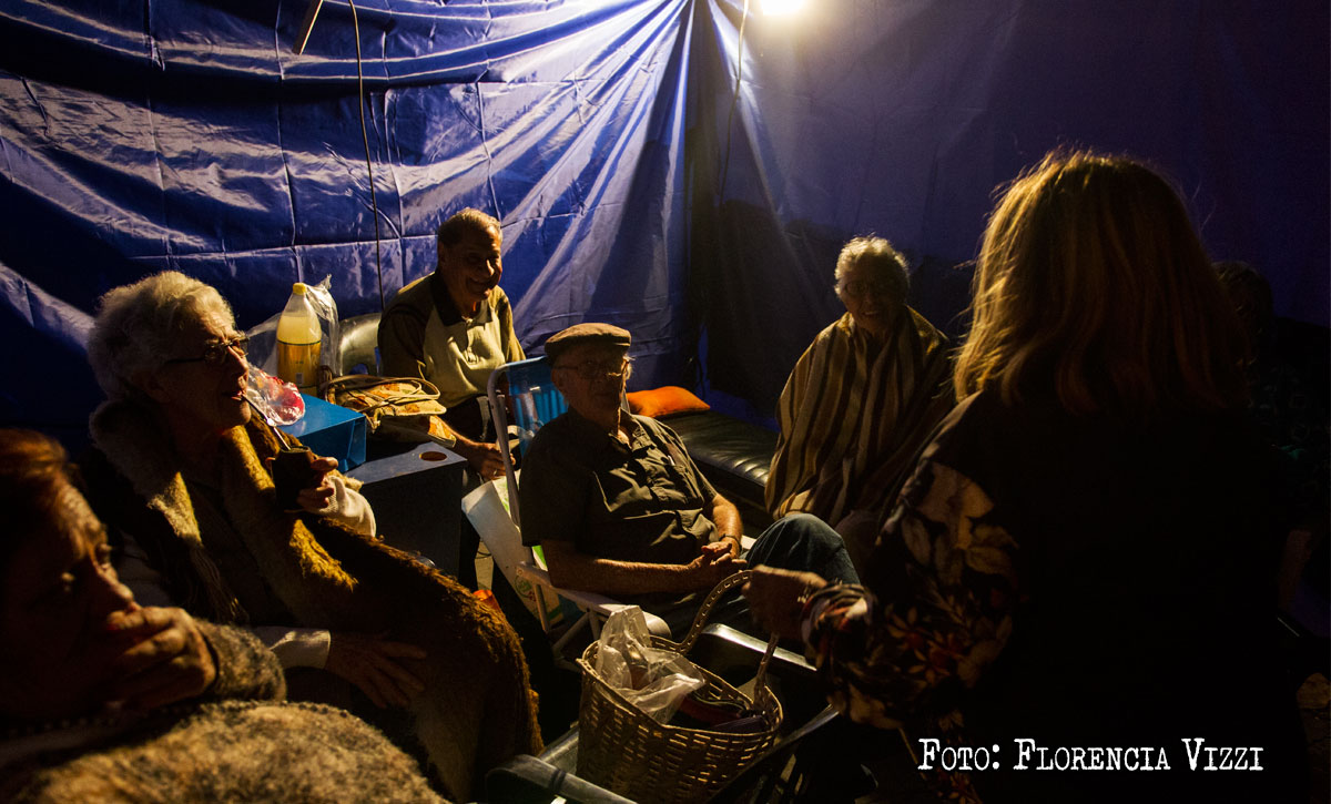 Noche de dignidad… acampe de jubilados frente al Anses, Rosario.