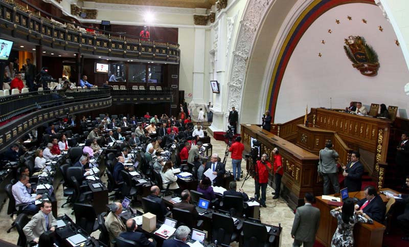 Parlamento venezolano desafía al gobierno de Maduro