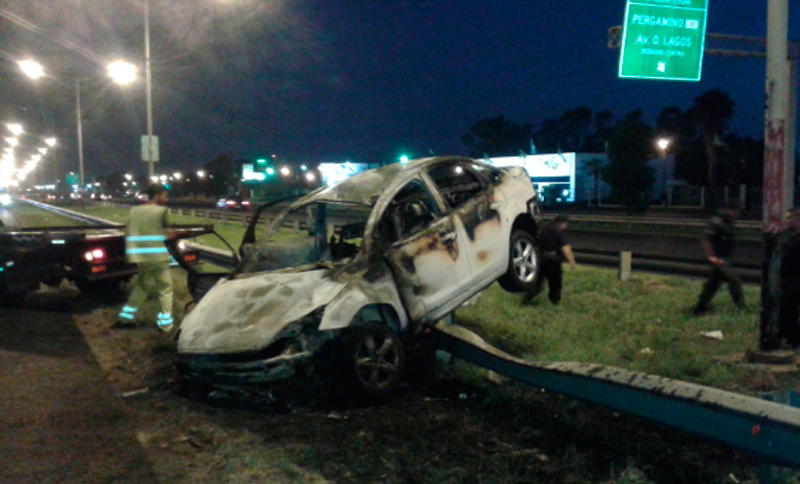 Un auto se incendió luego de que su conductor perdió el control