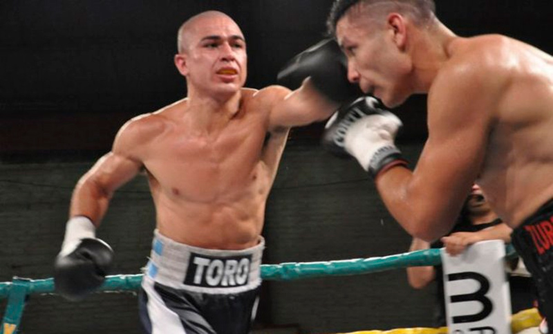 Boxeo: Elías «Macho» Araujo retuvo el título en fallo injusto