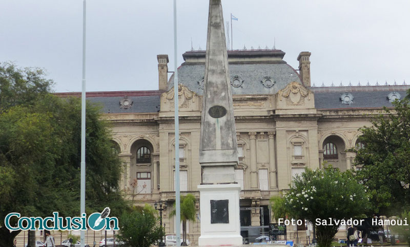 Protesta de organizaciones sociales frente a la Casa Gris en Santa Fe