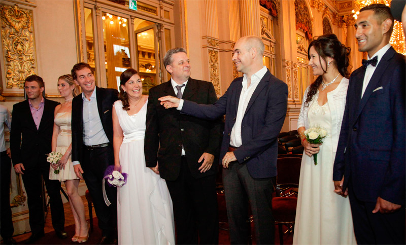 Doce parejas se casaron en el imponente teatro Colón