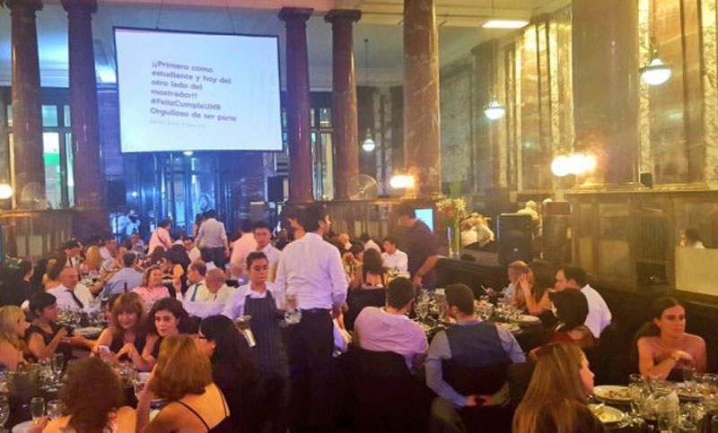 ¿Qué pasó? Hubo más de 70 intoxicados en la cena aniversario de la UNR