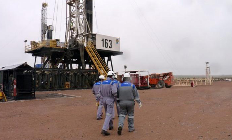 Despidos: YPF confirmó la baja de 33 equipos de producción