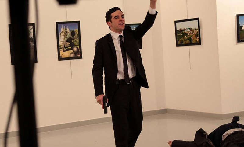 Asesinan de varios tiros en un atentado al embajador ruso en Turquía