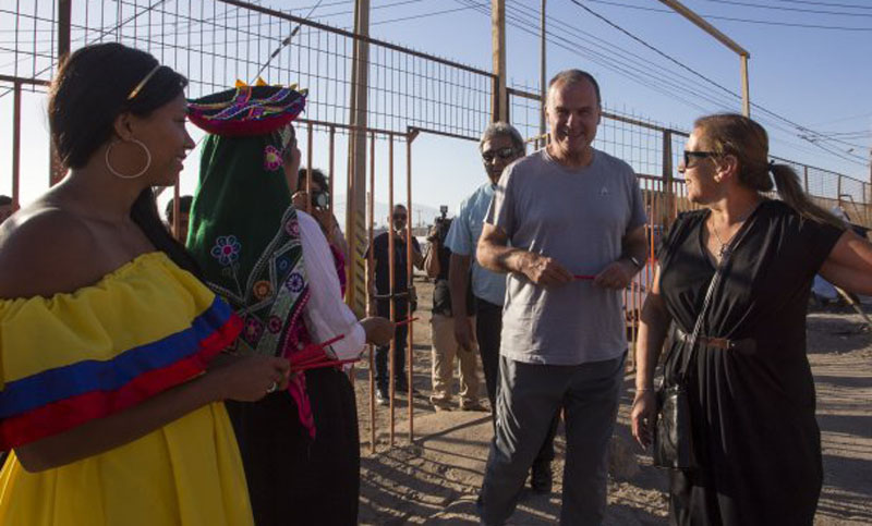 Bielsa visitó Chile y acompañó a un sacerdote por su labor educativa