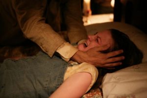 imagen-de-posesion-en-la-pelicula-el-ultimo-exorcismo-500x333