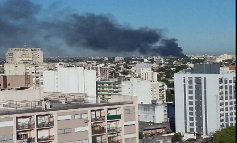 Doce dotaciones de bomberos combatieron incendio en un depósito de cartones