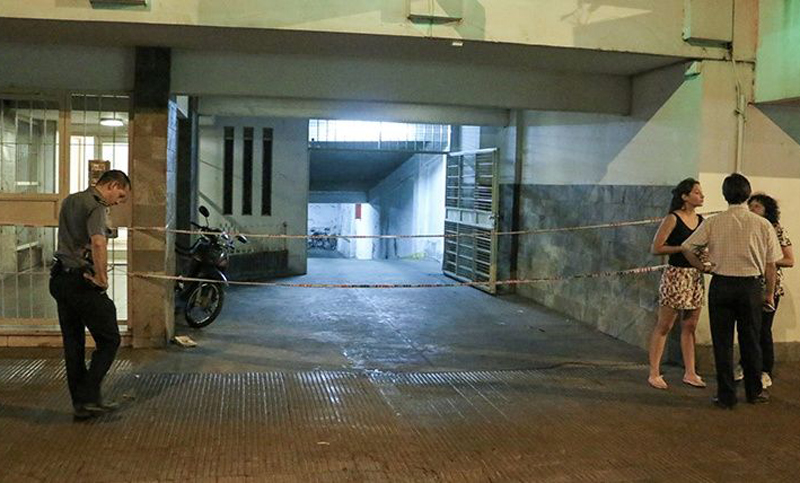 Hallaron un anciano sin vida en la cochera de un edificio en el macrocentro