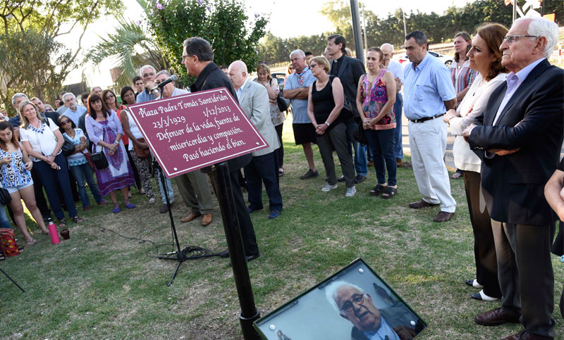 Colocaron el nombre de Padre Tomás Santidrián a una plaza de la ciudad
