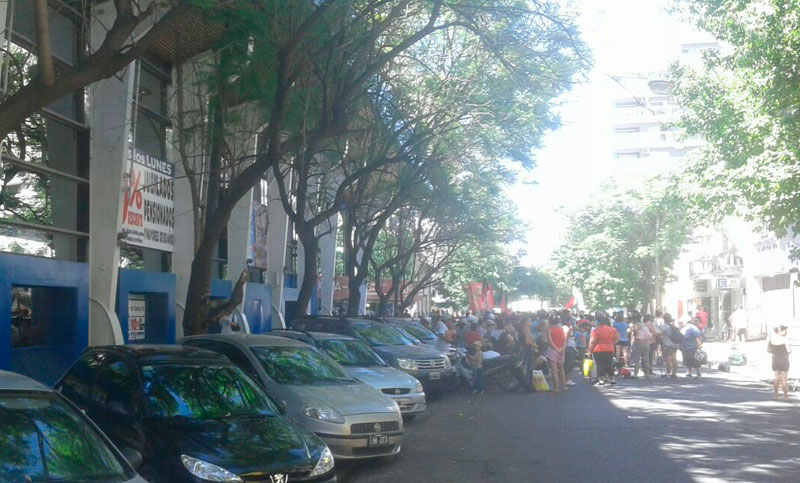 Organizaciones de base se movilizan a un supermercado: piden bolsones de comida
