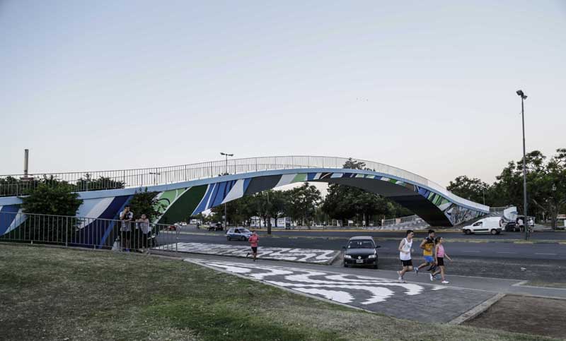 Artistas locales renuevan la imagen de los puentes de la Costanera Norte
