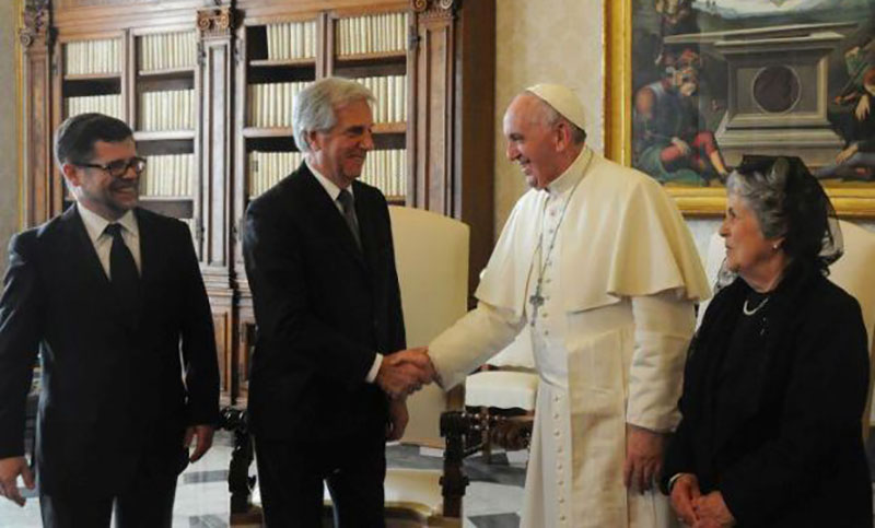 Francisco y el presidente uruguayo Tabaré Vázquez analizaron la situación de América Latina