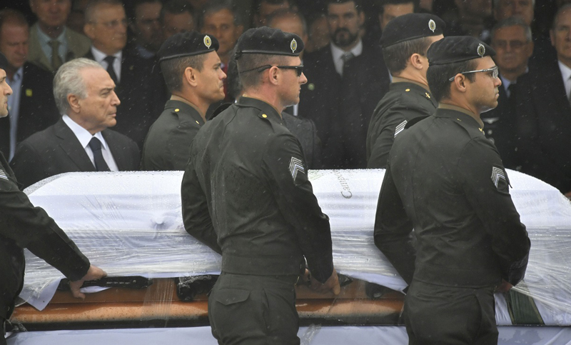 Los restos de 50 de las víctimas fueron despedidos ante una multitud en el estadio