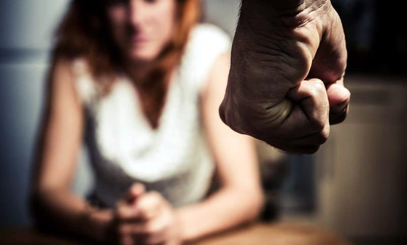 Detenido por golpear a su mujer y amenazarla con un arma