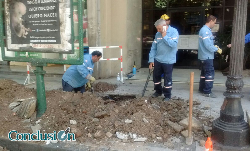 Un susto en pleno centro de Rosario por la rotura de un caño de gas