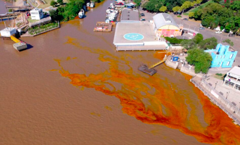 Gran mancha de aceite en el Paraná a la altura de San Lorenzo