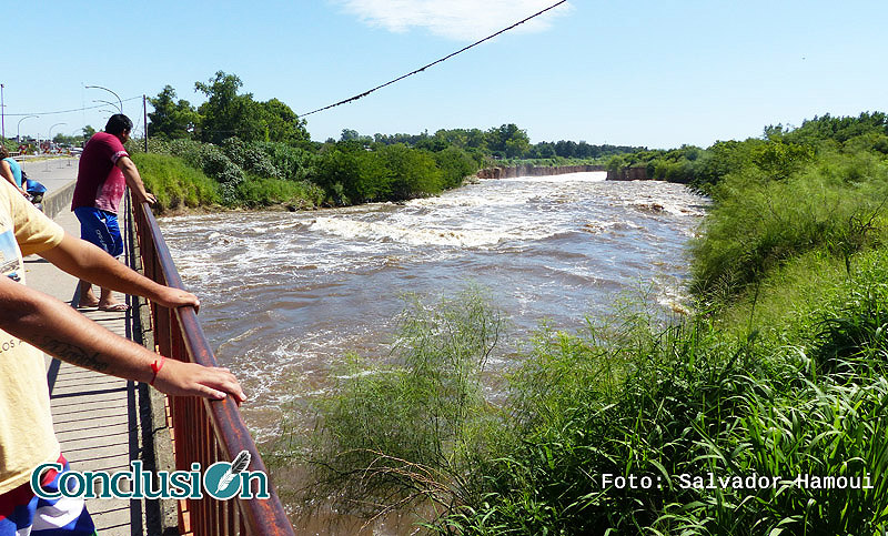 Arroyo Saladillo: «El agua está bajando y el puente está estable»