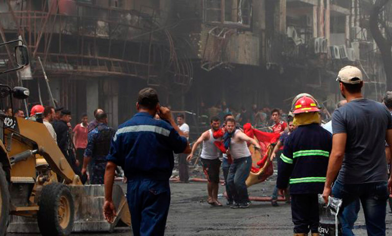 Al menos 32 muertos y 61 heridos en un atentado con coche bomba en Bagdad
