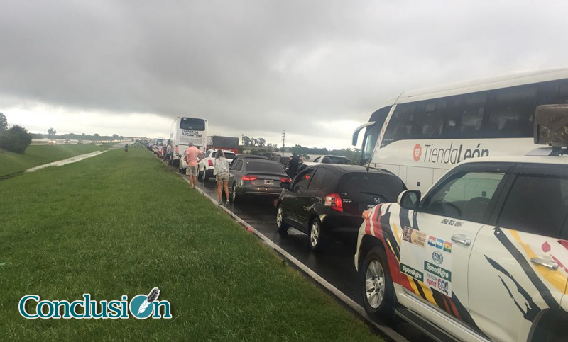 Cien personas cortan la autopista Rosario-Buenos Aires en reclamo de planes sociales