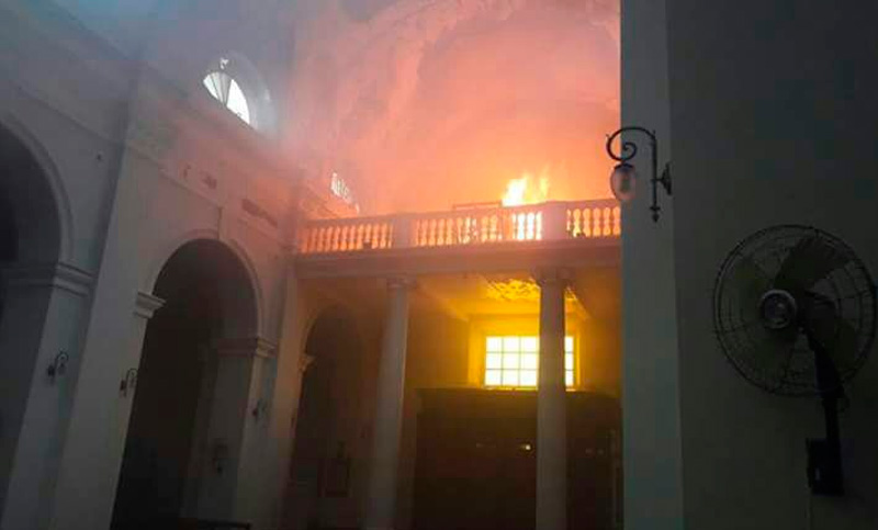 Voraz incendio se produjo en la histórica catedral de San Nicolás