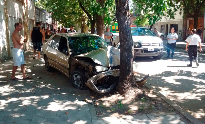 Conductor chocó contra un árbol tras maniobras peligrosas contra inspectores