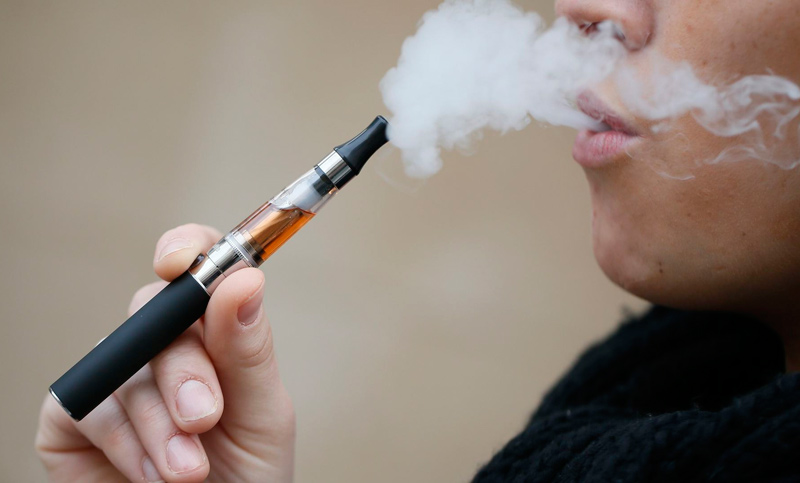 Los cigarrillos electrónicos atraen a los jóvenes a fumar