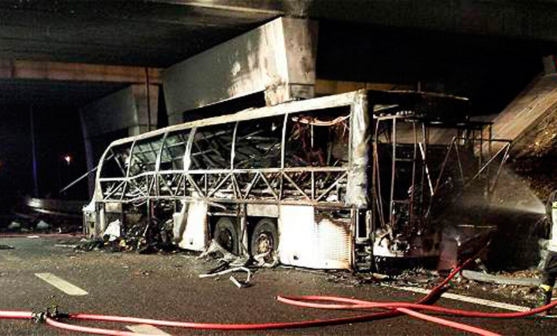 Accidente de bus con adolescentes húngaros deja 16 muertos en Italia