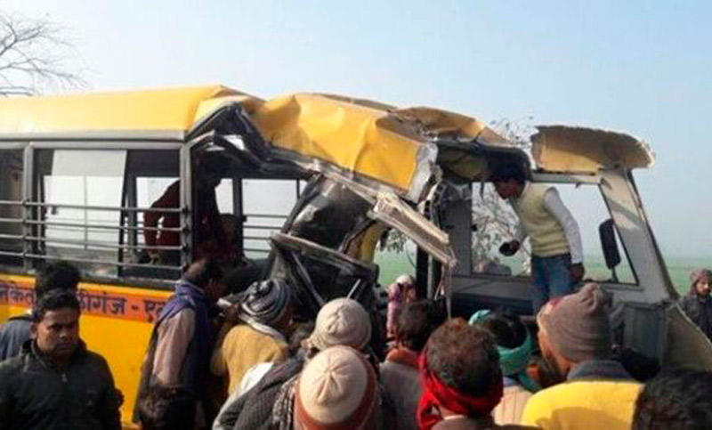 Mueren al menos 15 niños en accidente de autobús escolar en India