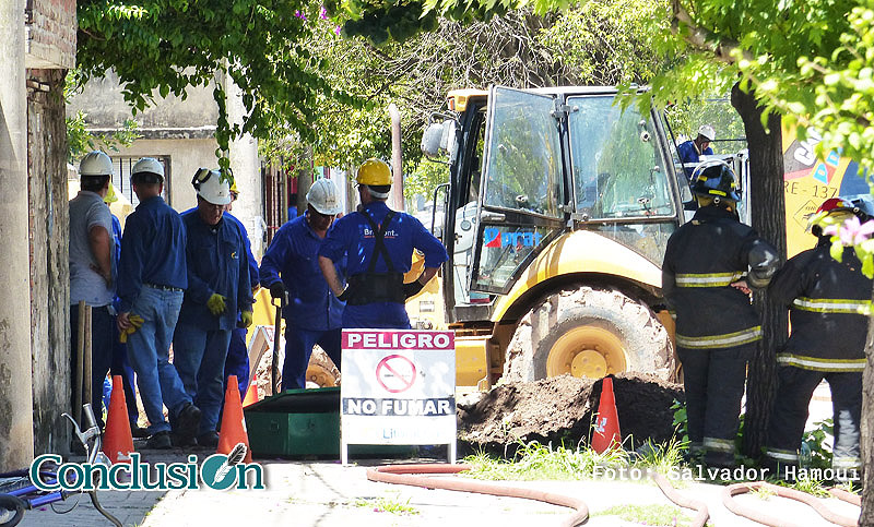 Una excavadora rompió por accidente un caño de gas