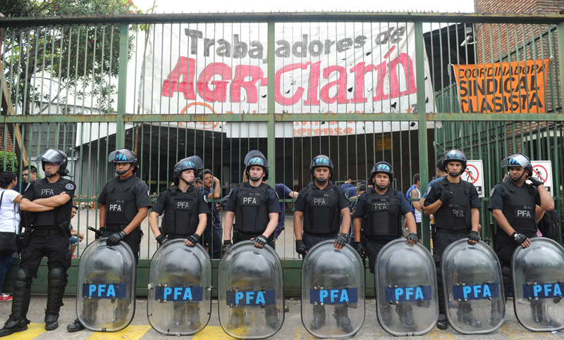 Trabajadores de AGR-Clarín denuncian el cierre de la planta: 380 puestos en peligro