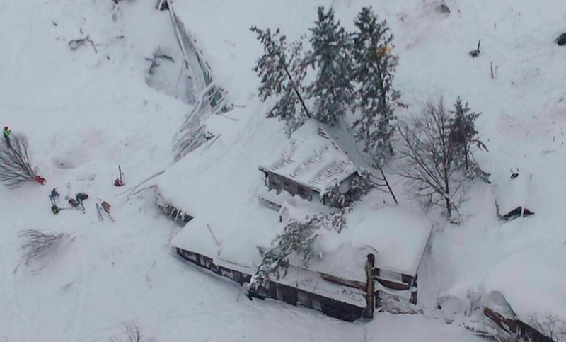 Ya son 23 los muertos por el alud que sepultó el hotel en Italia
